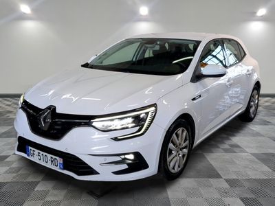 la voiture blanche est garée sur un carrelage à carreaux