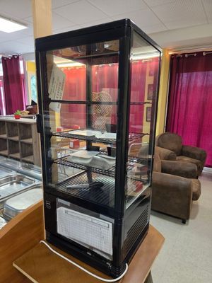 une vitrine contenant beaucoup de nourriture
