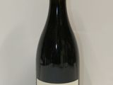 une bouteille de vin posée sur une table