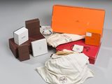 de nombreuses boîtes et sacs de toutes sortes posés sur une table