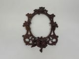 un petit cadre en bois orné d'un motif floral