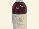 une bouteille de vin posée sur une table