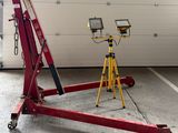 une grue rouge qui se trouve dans un garage