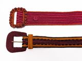 une paire de ceintures rouges et orange avec une boucle en métal
