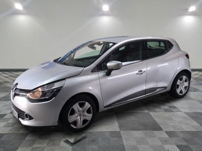 la voiture argentée est garée sur un carrelage à carreaux