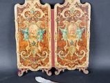 paire de portes anciennes en bois peint, ornées d'un couteau posé sur un socle