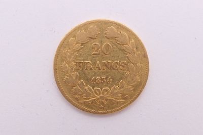 gros plan d'une pièce d'or sur une surface blanche