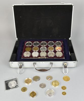 une valise ouverte, remplie de pièces de monnaie, posée sur une table