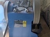une machine bleue posée sur une table en bois