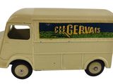 un petit camion miniature avec une pancarte sur le côté