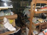 une pièce remplie de nombreuses boîtes et d'une échelle