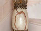 une figurine de chouette posée en haut d'un escalier