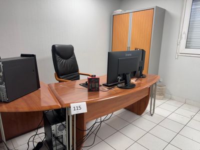un bureau sur lequel se trouvent deux écrans d'ordinateur et un ordinateur portable