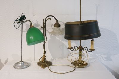 deux lampes posées sur une table sur laquelle se trouve une lampe