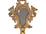 un miroir accroché au mur de la pièce