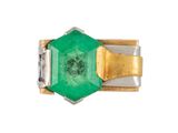 Gros plan sur une bague ornée d'une pierre verte