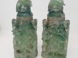 paire de figurines en jade vert représentant un chien et un chat