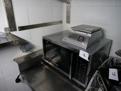 une photo d'une cuisine avec un micro-ondes et un four grille-pain