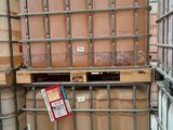 une grande pile de cartons empilés les uns sur les autres