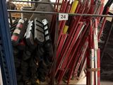 il y a beaucoup de skis et de bâtons de ski dans le magasin