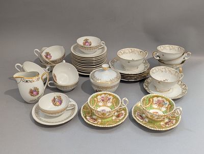 de nombreuses tasses et soucoupes posées sur une table