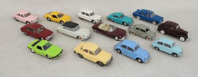 tout un tas de petites voitures miniatures posées sur la table