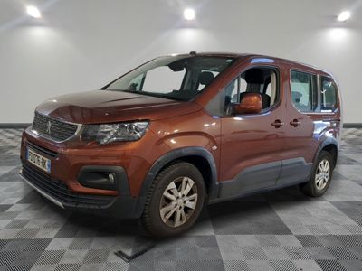 une photo d'une camionnette rouge garée dans un garage