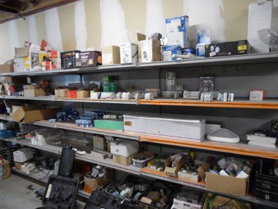de nombreuses étagères contenant divers objets dans une pièce