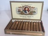 une photo d'une boîte de cigares posée sur une table