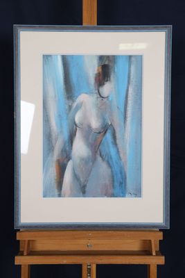 une image représentant un tableau d'une femme nue posant sur un chevalet