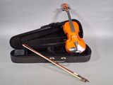 un violon dans un étui contenant une baguette de violon