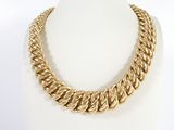 gros plan d'un collier en or sur un mannequin