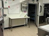une image d'une cuisine commerciale avec beaucoup d'espace de travail