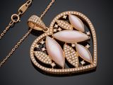 un pendentif rose en forme de cœur, serti de diamants, monté sur une chaîne
