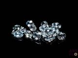 de très jolis diamants sur une surface noire avec un fond noir