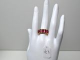 une photo d'une bague à la main d'un mannequin