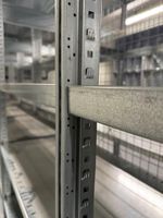 Un lot de 4 colonnes de rayonnage en acier galvanisé en très… (photo 3)
