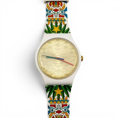 un gros plan d'une montre-bracelet ornée d'un motif coloré
