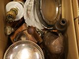 une boîte en carton remplie d'objets hétéroclites
