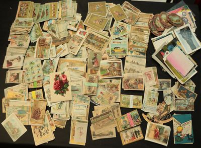 une pile de vieilles cartes postales posée sur une table