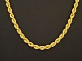 un collier de corde en or sur un mannequin mannequin mannequin mannequin mannequin mannequin mannequin mannequin mannequin mannequin
