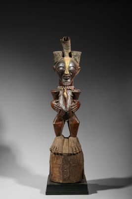 une image représentant une statue en bois d'une femme portant une couronne sur la tête