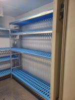 Trois étagères aluminium et PVC alimentaires dans la chambre… (photo 3)