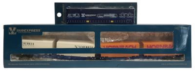 une boîte contenant un circuit de train, sur fond blanc