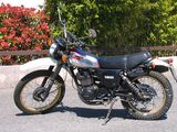 une moto garée sur le parking
