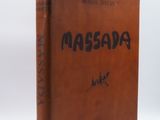 Le livre a une couverture marron avec des inscriptions noires.