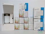 de nombreuses boîtes contenant des appareils électroniques posées sur une table