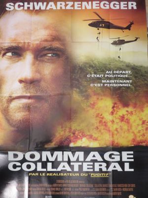 une affiche de film représentant un homme avec un hélicoptère en arrière-plan
