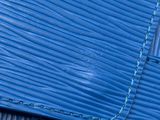 Portefeuille Louis Vuitton en cuir Epi bleu avec lanière à chaîne