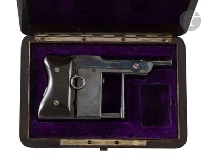 un pistolet dans un étui ouvert, sur fond blanc